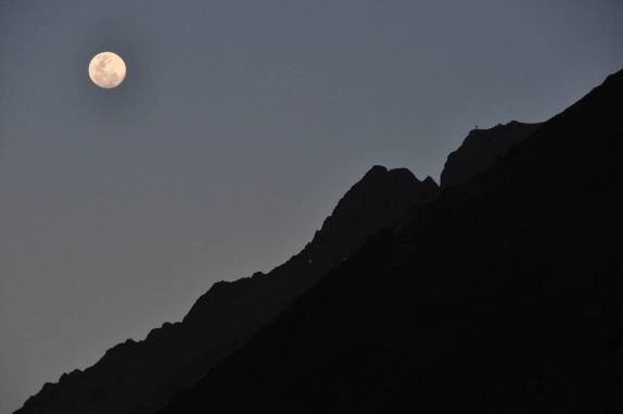 A lua nasce majestosa na nossa primeira noite de retorno à Argentina, a caminho de Mendoza